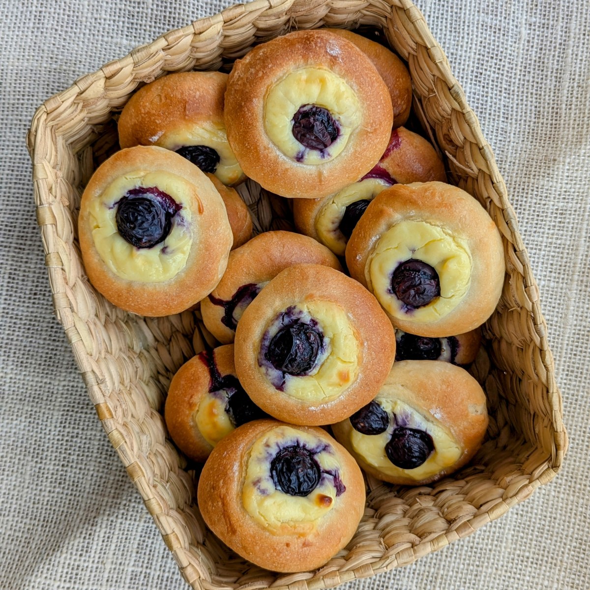 Blueberry Cream Cheese&nbsp;Buns